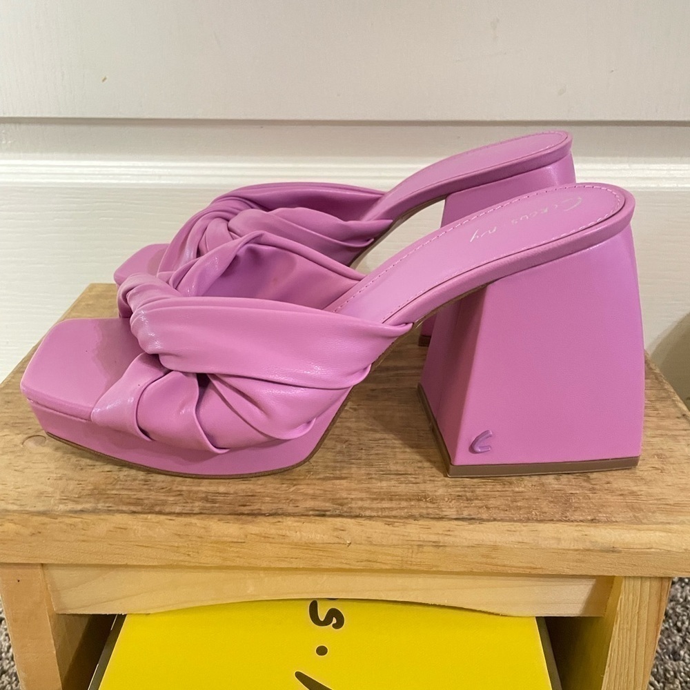 CIRCUS NY Fiji Flower Marianna Sandals - Picture 6 of 12